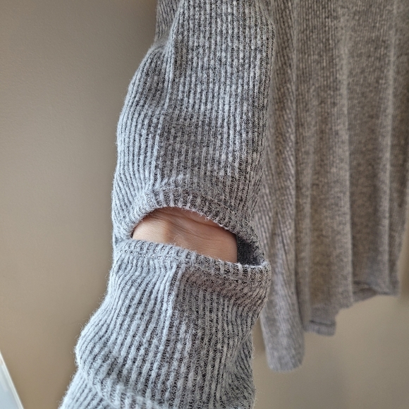 Derek Heart sweater size M with open elbows - Picture 8 of 9